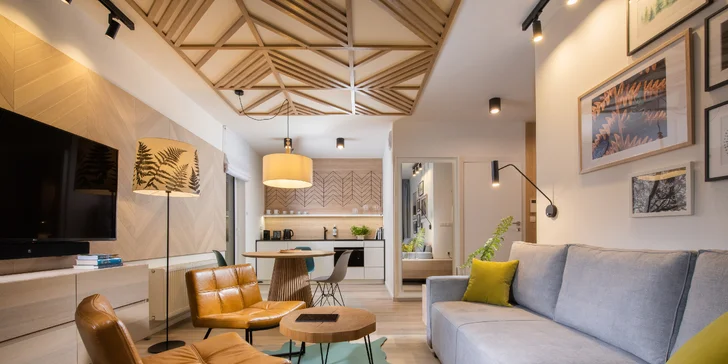 Apartmán Comfort má navíc samostatnou ložnici a obývák s gaučem, Deluxe má větší rozměry a taktéž samostatnou ložnici, Grand pak dvě samostatné ložnice (na fotce Deluxe).