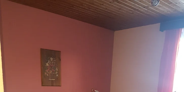 K dispozici budete mít pohodlné postele, TV, posezení, vlastní koupelnu se sprchou a také balkón s výhledem na hory.
