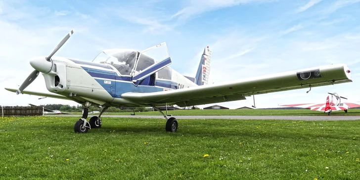 Vzhůru do oblak: 90 nebo 180 minut letu v letounu Zlín Z-43 až pro 3 osoby
