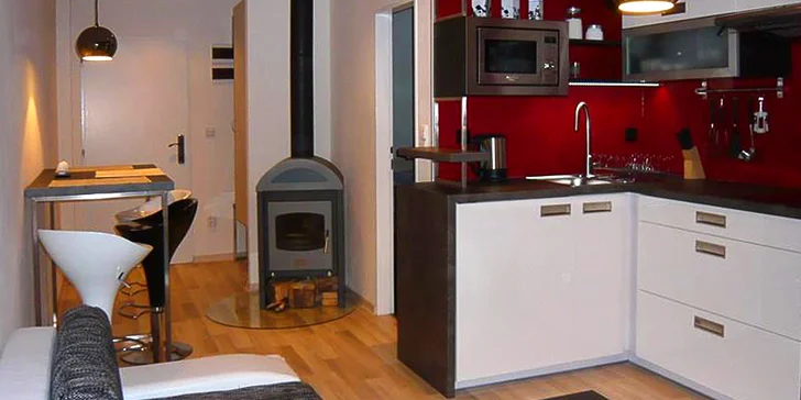 K dispozici tu budete mít moderní apartmán se samostatnou ložnicí, vlastní koupelnou s toaletou a sprchou a plně vybavenou kuchyňkou. 