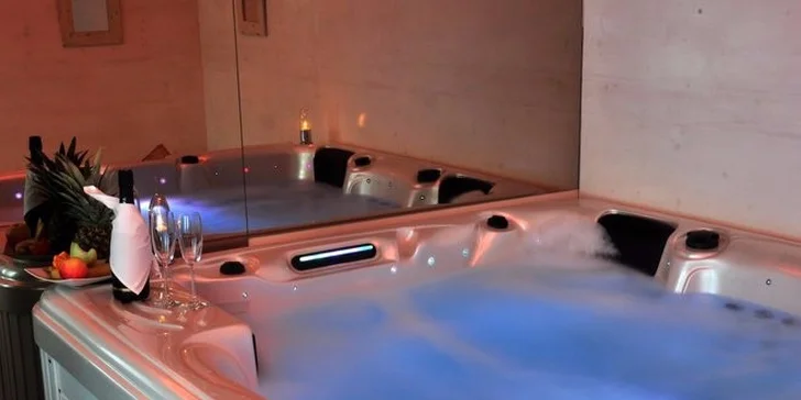 Čeká vás pořádná dávka relaxace v luxusní privátní vířivce až pro čtyři osoby.