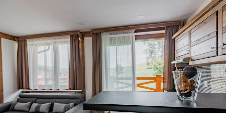 Apartmány sú zariadené vo vidieckom štýle s prevažne dreveným nábytkom. 