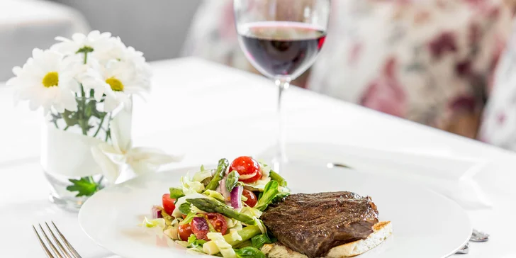  Grilovaný hovädzí flap steak a jarný šalát so špargľou, medovo horčicový dressing 