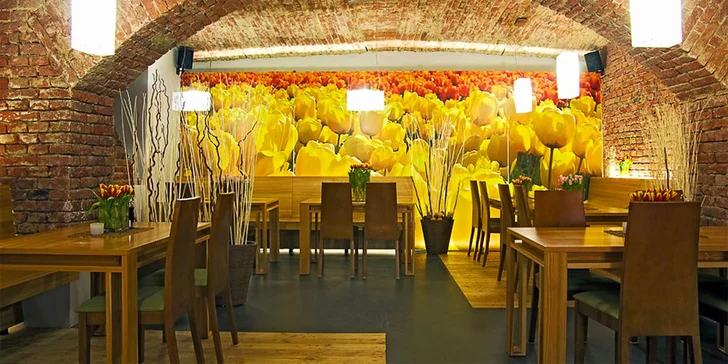 Restaurace je jen pár kroků od zastávky Náměstí 28. října.