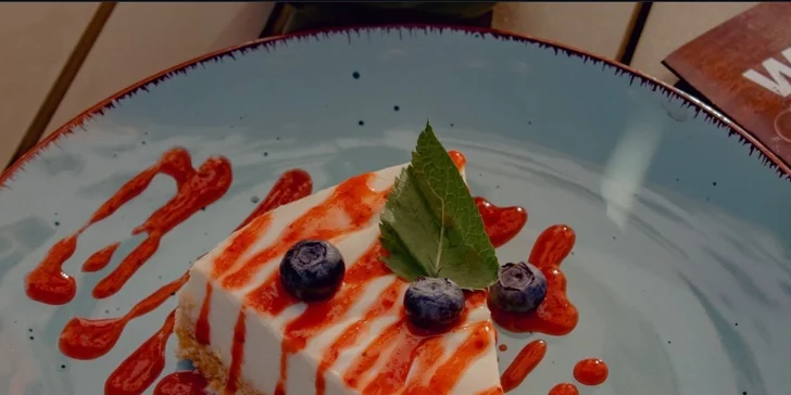 K dezertu v podobě lotuskového cheesecake si můžete vychutnat i kávu. 
