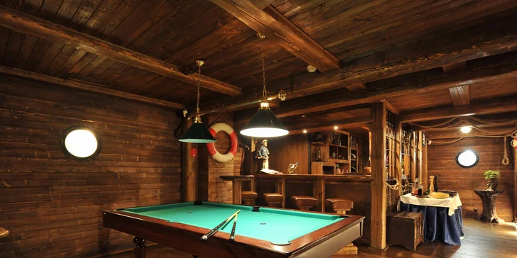 V atmosféře jako vystřižené z filmu Piráti z Karibiku si můžete zahrát šipky, stolní fotbal i billiard. 