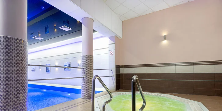 Ve wellness na vás čeká bazén, vířivka a suchá sauna. 