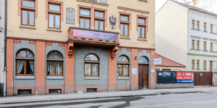 Salon se nachází přímo v centru města hned vedle parkovacího domu „Rychtářka“.
