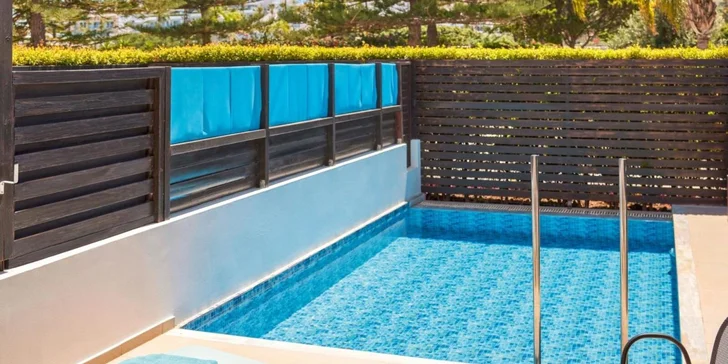 Takto vypadá bazén u swim-up apartmánů.