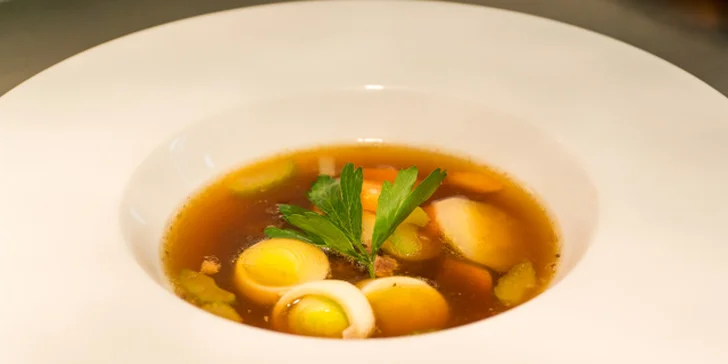 Polévka: hovězí oháňka, cognac, kořenová zelenina, morek 