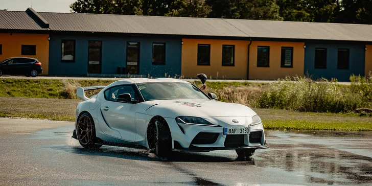 Kurz driftování od S-drive může absolvovat začátečník i zkušený drifter, který si přijde jen zajezdit a žádné rady nepotřebuje.