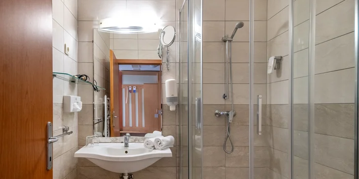 Samozřejmostí je koupelna se sprchovým koutem a WC.