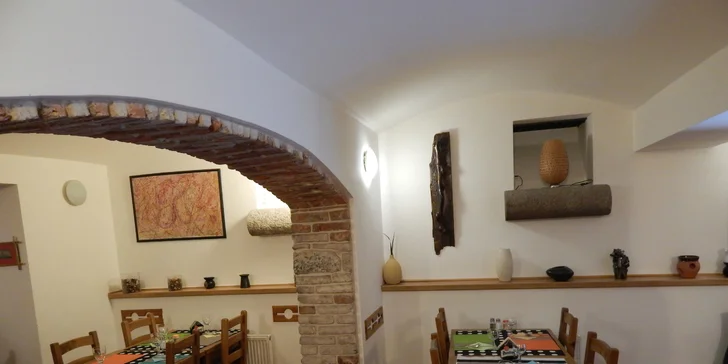 Restaurace vás přivítá příjemným členitým interiérem s klenutými stropy.