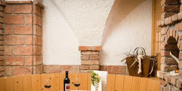 V ceně máte zajištěnou polopenzi, která se skládá ze snídaní formou bufetu, malé polední svačiny a tříchodového menu k večeři. 