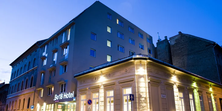 Hotel je situovaný v pokojnej časti mesta, avšak stále v dosahu turistických lákadiel, nákupného centra Corvin a pešej triedy Corvin sétány. 