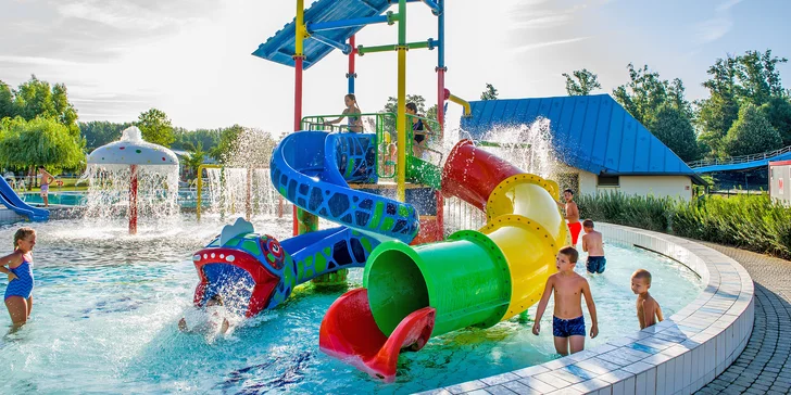 V termálnych kúpeľoch nájdete aj aquapark s toboganmi.