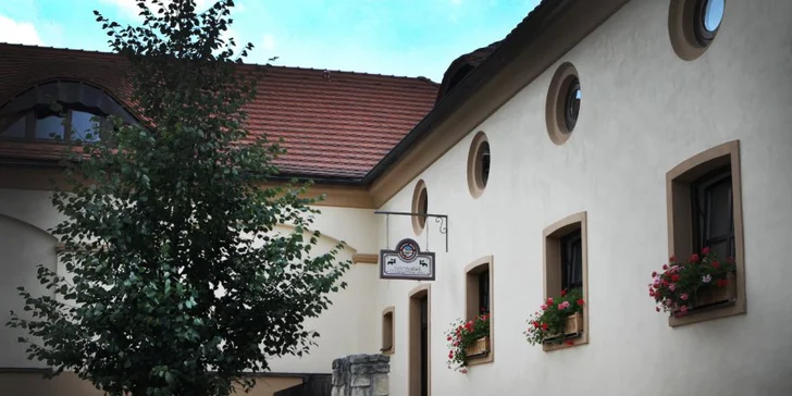 Lázně U Hastrmana jsou součástí Panského dvora v Dolních Počernicích. 