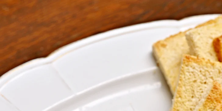 Součástí menu je šnečí paštika s pečivem.