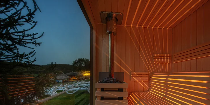 Vonkajšia fínska sauna vás poteší panoramatickým výhľadom na jazero.