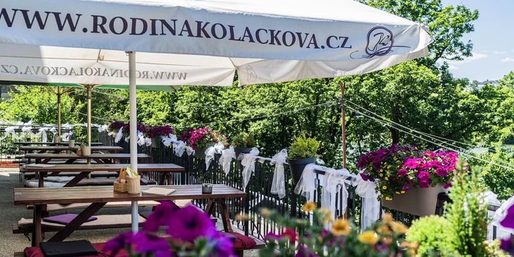Za krásného počasí si veškeré speciality vychutnáte na příjemném posezení na venkovní zahrádce.