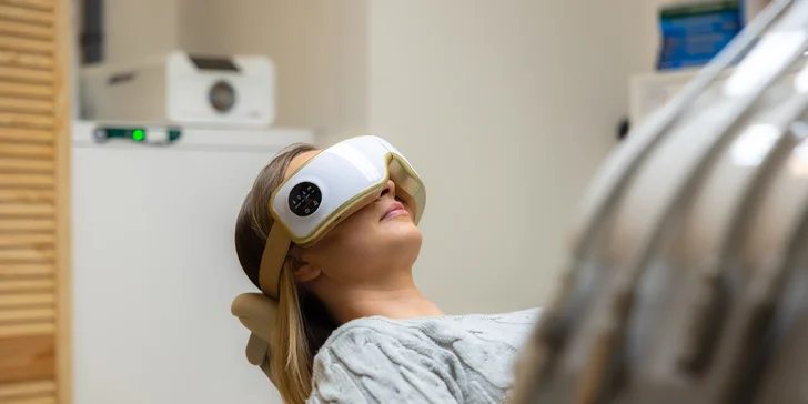 Počas dentálnej hygieny môžete príjemne relaxovať so špeciálnymi masážnymi okularmi.