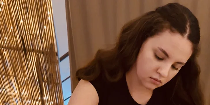 Hodina masáže ponúka viac priestoru na starostlivosť o ruky a dlane a prináša hlbší pocit relaxu.