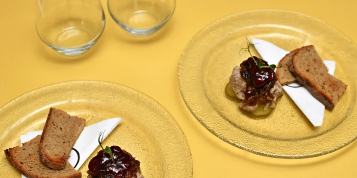 Pochutnáte si i na rillettes z konfitované kachny s cornichon okurkami a opečeným chlebem.