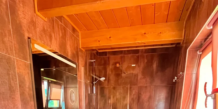 Nechybí koupelna se sprchovým koutem, pračkou se sušičkou a WC.