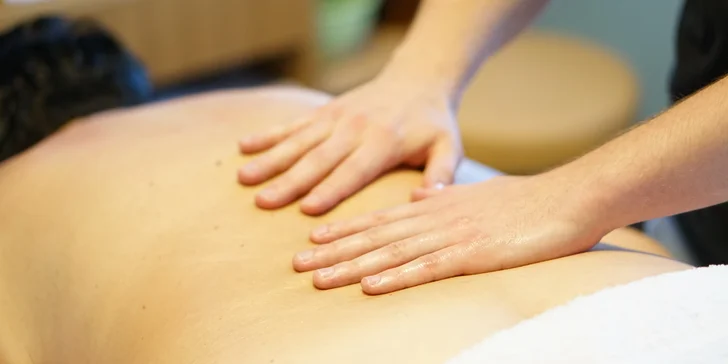 Na výběr máte i indickou masáž hlavy, která podporuje prokrvení vlasové pokožky, stimuluje růst vlasů, snižuje napětí a stres.