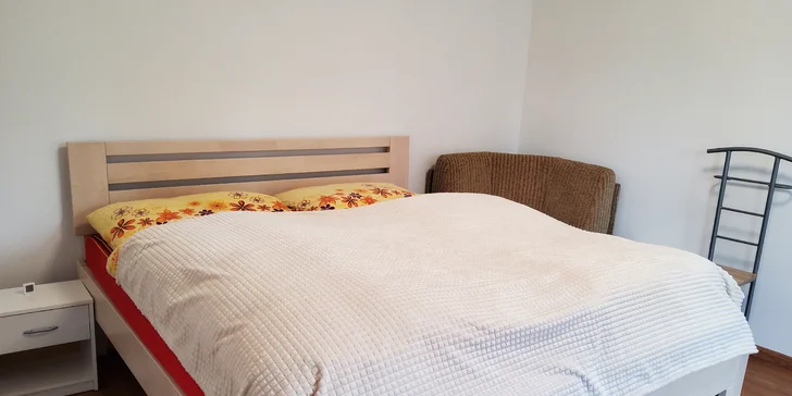 Výhodou je dostatok priestoru, súkromie a možnosť ubytovania až pre šesť osôb, vďaka čomu je apartmán vhodný nielen na krátke pobyty, ale aj na dlhšie dovolenky.