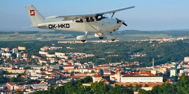 Nechte se unést do oblak: privátní vyhlídkový let v Cessně 172 až pro 3 osoby