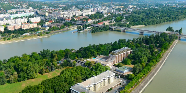 Z pokoje a balkonu budete mít nádherný výhled na ostrov nebo na řeku Dunaj.