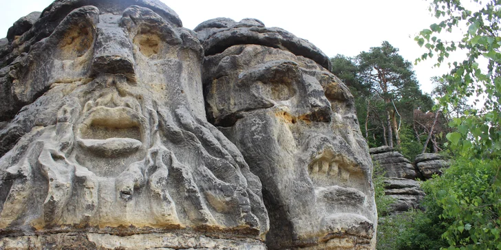 Nedaleko Liběchova u obce Želízy najdete monumentální skalní skulptury nazývané Čertovy hlavy.