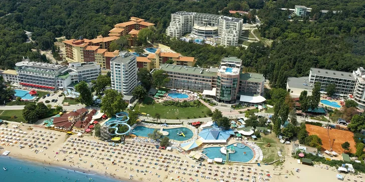 Pláž se nachází jen 350 metrů od hotelu.