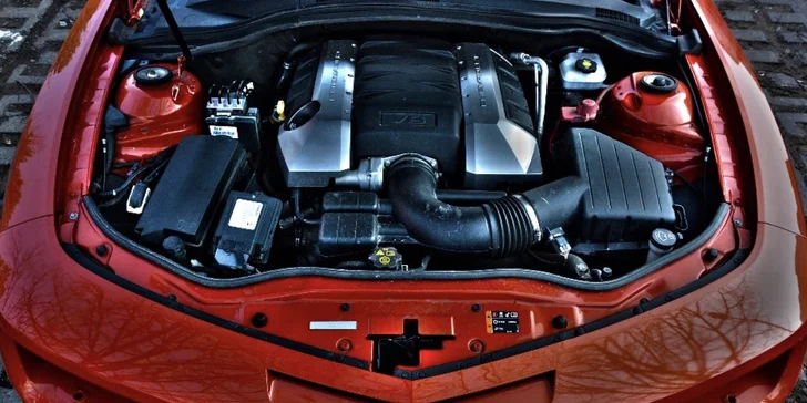 Vůz má osmiválcový motor o objemu 6,2 l, výkon 400 k a max. rychlost 250 km/h.
