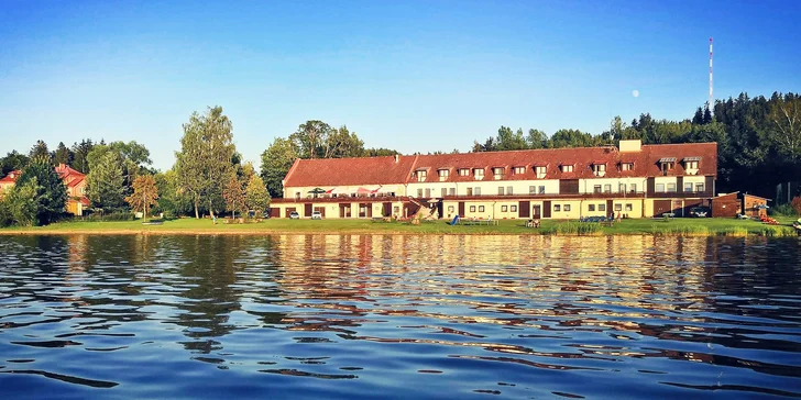 Výhled na Lipno si užijete také z hotelové terasy.