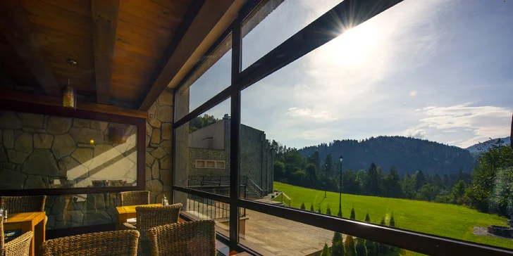 Zrekonstruovaný hotel na Čingově, 6 km od města Spišská Nová Ves, je zasazen do romantického prostředí zelených kopců.