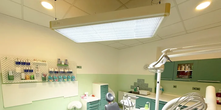  Čeká vás důkladné, ale šetrné ošetření, které vaše zuby zbaví pigmentací a zubního kamene. 