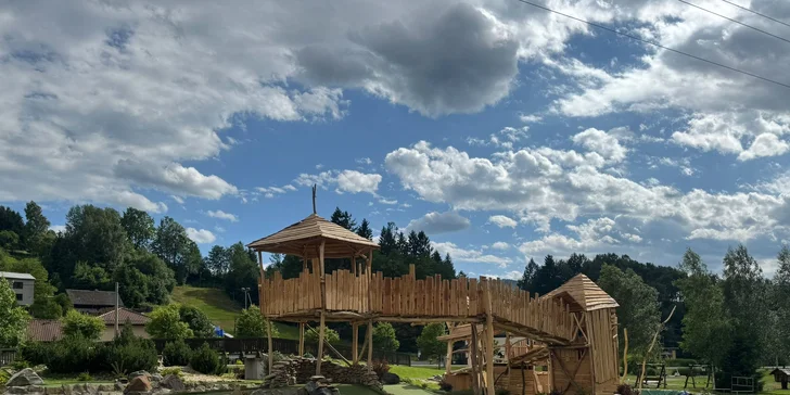 V areálu hotelu Kempa v malebných Beskydech si každý najde svou trasu, ať už hrajete poprvé, nebo patříte k ostříleným minigolfistům.