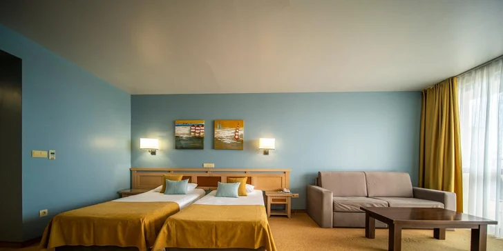 Samozřejmostí je centrální klimatizace, kávovar na kapsle i denně doplňovaný minibar plný piva, vína a dobrot, a to zcela zdarma. 