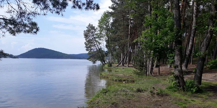 Okolí je protkané turistickými stezkami, vydejte po některé z nich a poznejte krásy Kokořínska.