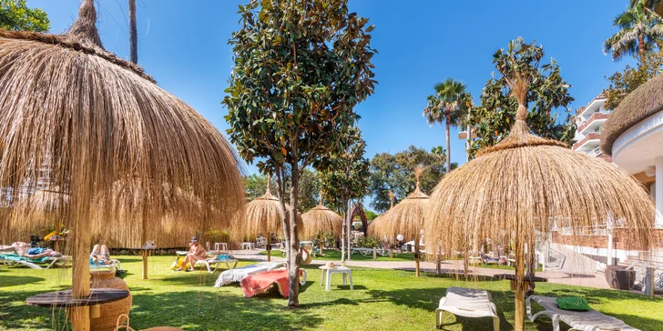 Veľkorysá záhrada pozýva k relaxu.