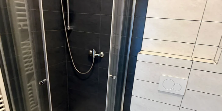Samozrejmosťou je kúpeľňa so sprchovacím kútom a WC.