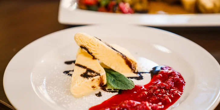 Závěr bude sladkokyselý: vanilkový parfait s malinovým purée.
