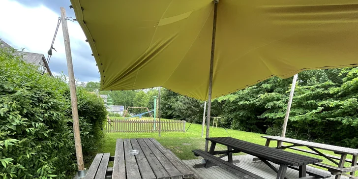 Zatímco děti řádí, vy si odpočiňte u dobré kávy nebo piva. Dítka budete mít stále pod dohledem.