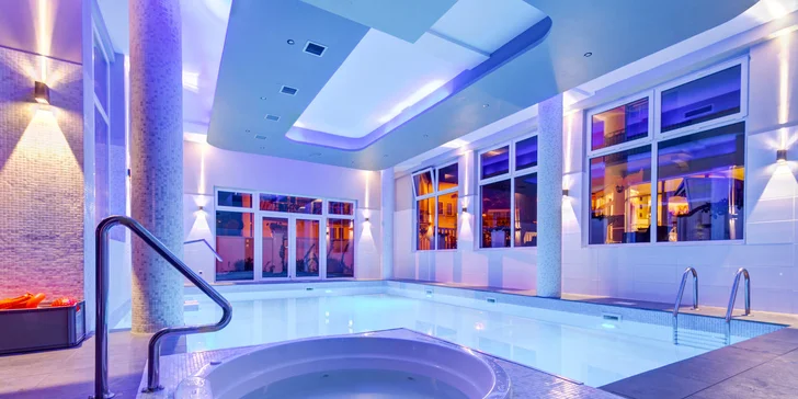 Wellness ponúka saunu, vírivku a vnútorný aj vonkajší bazén.