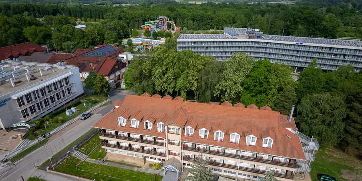 Hotel Forrás*** sa nachádza v tesnej blízkosti termálneho komplexu Zalakaros