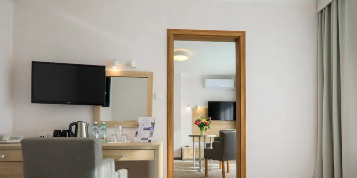 Každý disponuje vlastním balkonem, který přímo vybízí k rannímu posezení u kávy nebo večernímu rozjímaní na mořského vzduchu.