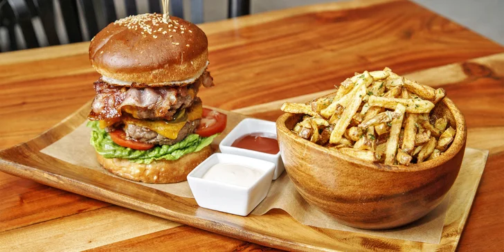 V každém z burgerů je 300 gramů hovězího masa.
