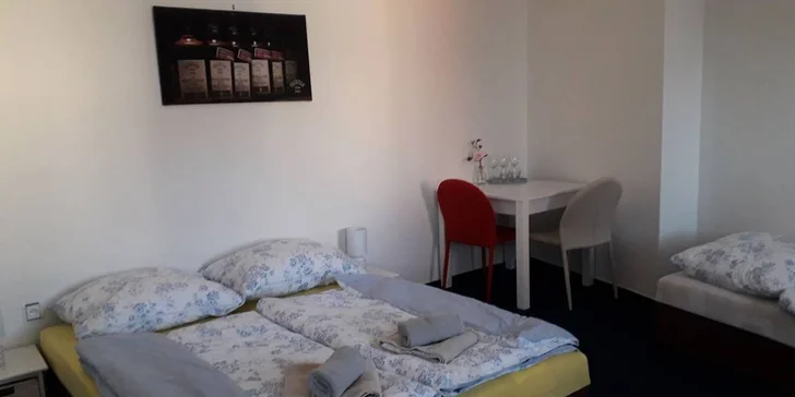 Pokoje, ve kterých budete bydlet, jsou vybavené novým a moderním nábytkem.